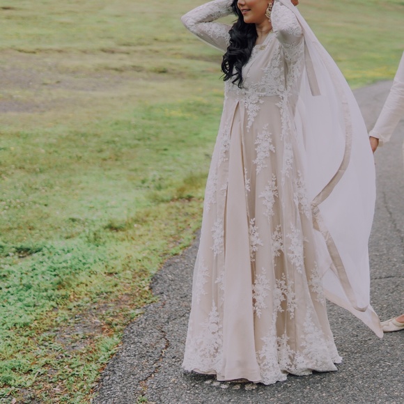 Romantic White & Ivory Satin and Lace Gown Bridal Wedding Dress Partywear - Picture 2 of 8